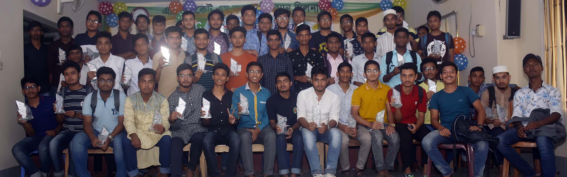 এসএসসি পরীক্ষা ২০১৯ এর সংর্বধনা অনুষ্ঠানে এ+ প্রাপ্ত ছাত্র